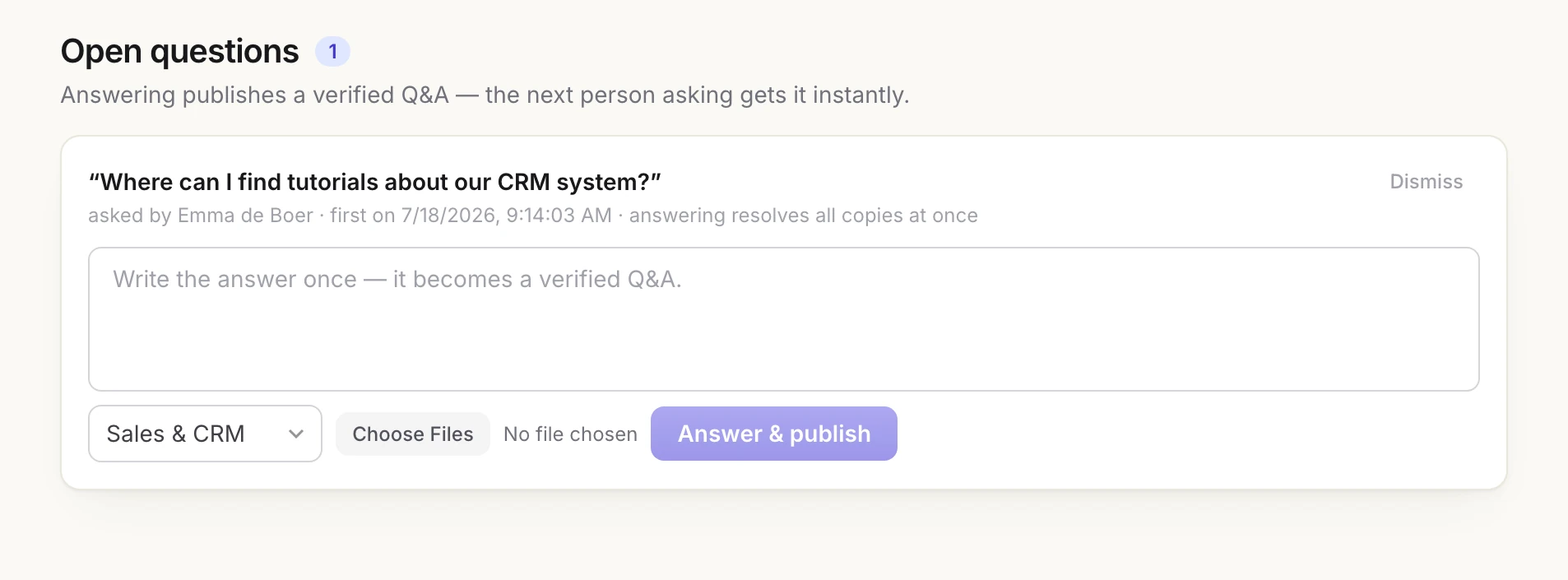 The expert inbox with an open question, a field to write the answer once, a topic selector and an Answer & publish button.